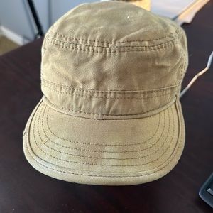 Men’s hat with hidden pocket inside
